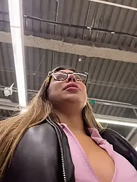 Jucie_Boom - RISKY MOANING IN MALL🥵😱