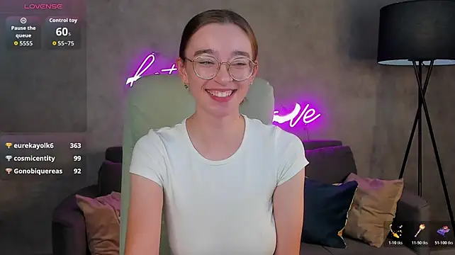 Lucy_Green - flash nipples