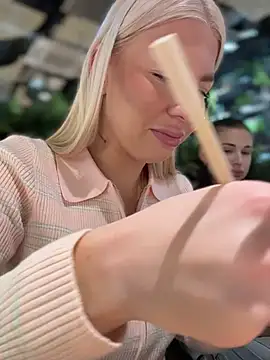 NewLale - Spread pussy lips