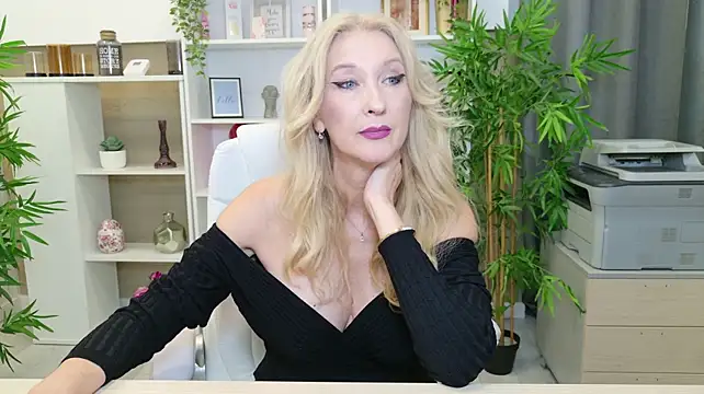LadyLeea - Play with dildo between my boobs