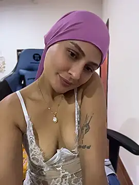 Aisha_k - remove hijab