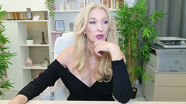 LadyLeea - Play with dildo between my boobs