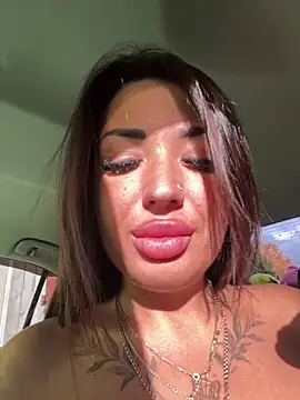 RuslanaXX - Squirt and drink in pablick