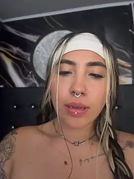 ManuelaVeeleez - My friend massage my ass with oil