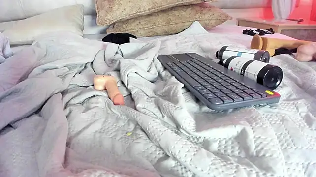 MilyClem - Fingers to pussy🤭