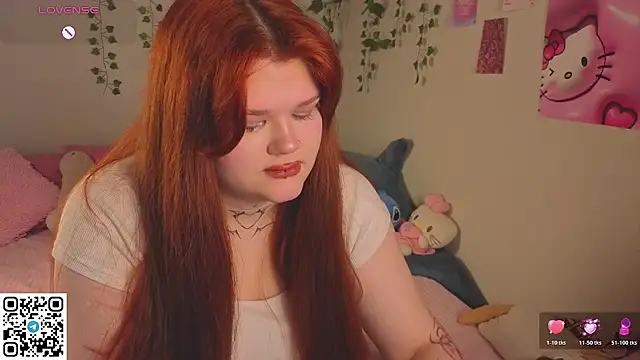 Lilyssse - body tour close to cam