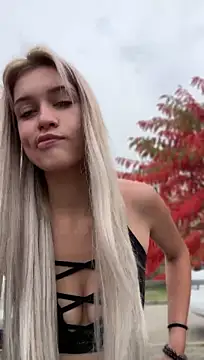 KikiWatson - Show naked ass in public 😍🔞