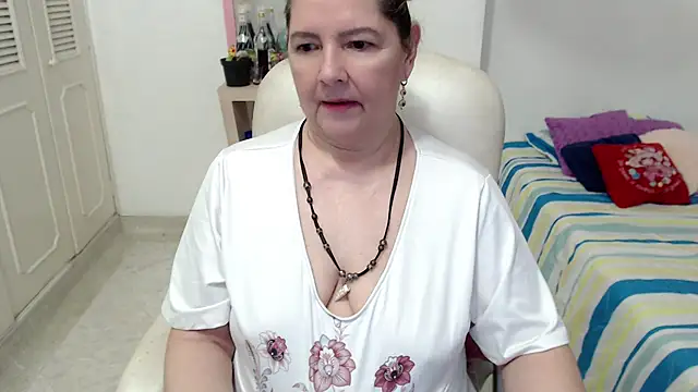 Leonela_69 - mommy is horny come play with me