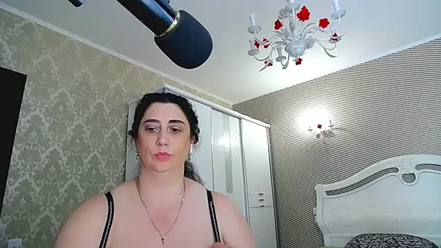 Evelyn_Shy - bare chest 200