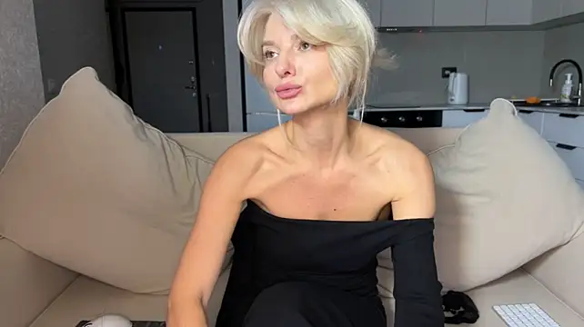 Molly_Beauti - Double penetration and SQUIRT