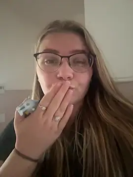 LucieLouBabe - Nipples out and play 3 mins 👅