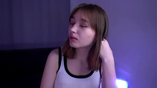 Leyla_crsh - Lift up my top and show my bra
