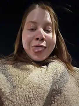 SlavicCandy - flash wet pussy in a public mall