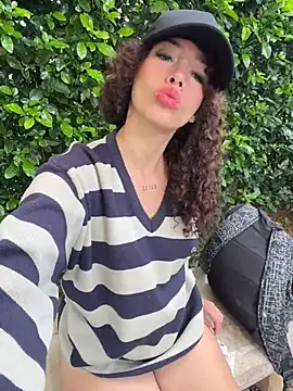 Roxyrougee - Risky ride dildo in public