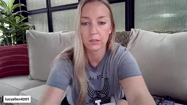 Lucyallen4201 - Spread Ass