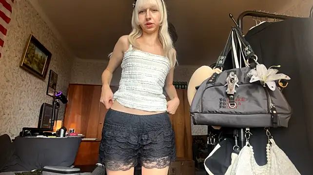 AdelaidaHeon - tease u with my top <3