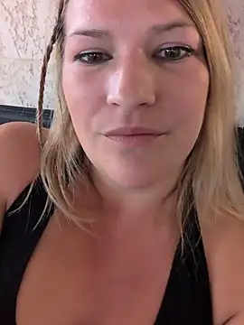 Pxetiteblonde1 - Toute nue dans le jacuzzi