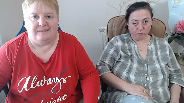 Lindy-Jeanie - hot kiss and lick boobs brunette