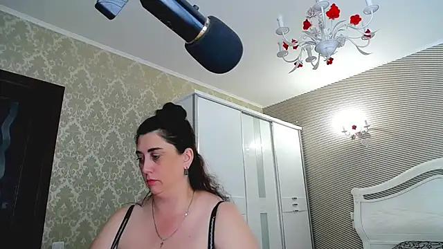 Evelyn_Shy - bare chest 200