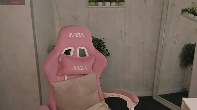 Jooyce_Howward - posa doggy in panty