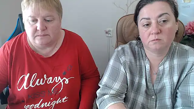 Lindy-Jeanie - hot kiss and lick boobs brunette
