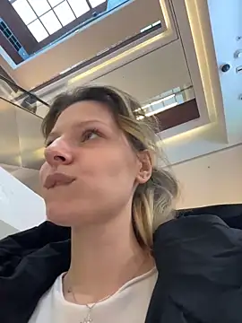 MaryHiggins - Naked Suck a dildo