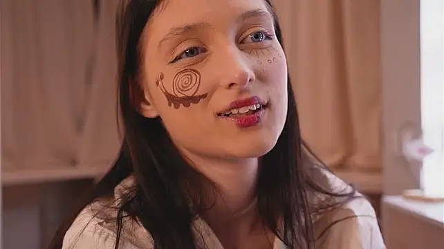 DalilaSylvia - make a funny face
