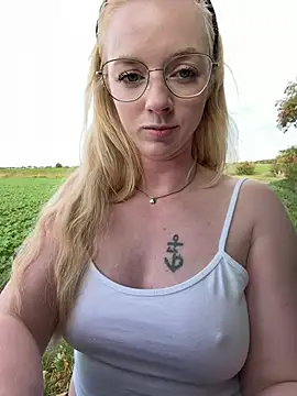 LinaLeana - Lt Outdoor Squirt Video 📹