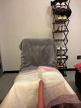 Josephine5566 - 家里有人，偷偷在卧室玩炮击，哥哥们轻点操我