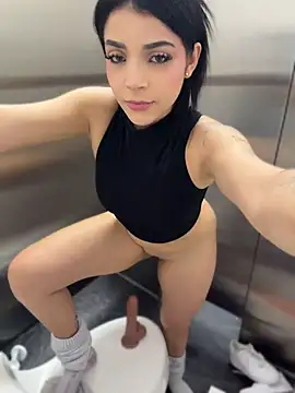ArieliciousXXX - SQUIRT IN PUBLIC 😈💦
