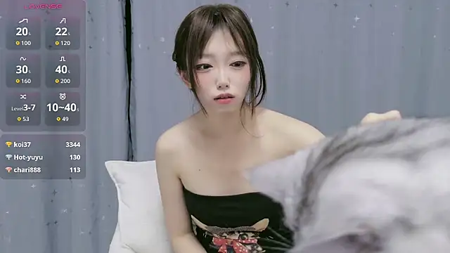 Luckyuyu66 - 小猫喜欢谁就粘着谁~