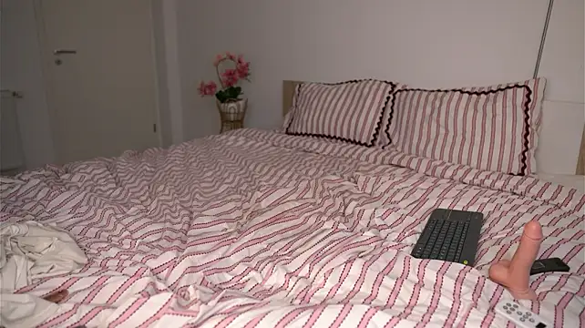 Belle_Blondy - keep your princess' pussy hot & bothered