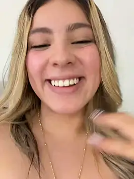 Cloee_Rainbow1 - sucking my fingers + eye contact ✌️🤤💦