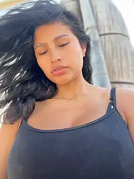 Sexi_noemi - showing my tits on the street