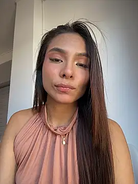 Amira_cute2 - I masturbate under the table 💦