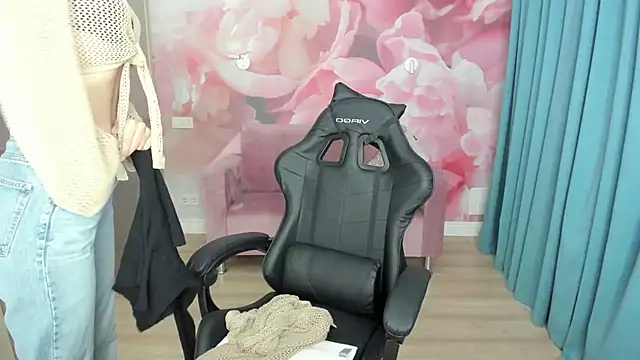 AlinaMoor - I'll play with the pussy