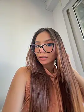 Amira_cute2 - I masturbate under the table 💦