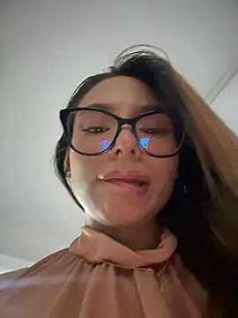 Amira_cute2 - I masturbate under the table 💦