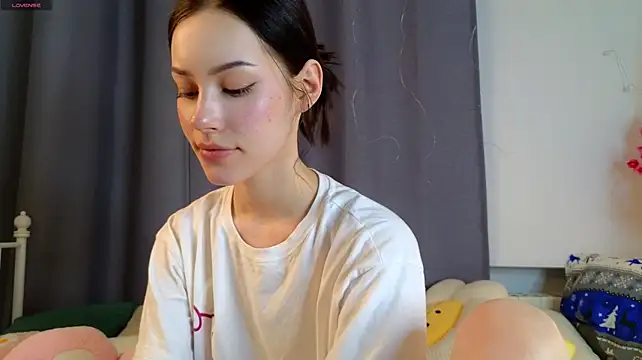 Glamourr - Pinch my nipples close to cam