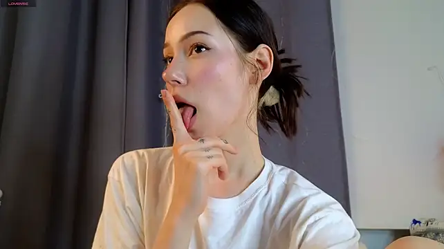 Glamourr - Pinch my nipples close to cam