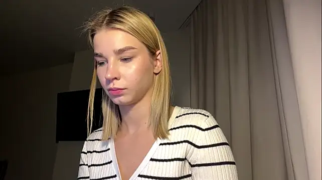 PickmeGirl - Touching my leg like I'm thinking…