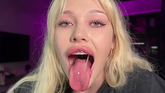 Golden_Aline - take off my bra under t-shirt^^