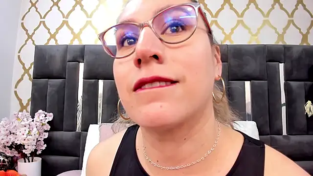 RubbyTaylor - 🍑 Flash Ass → 6 Spanks
