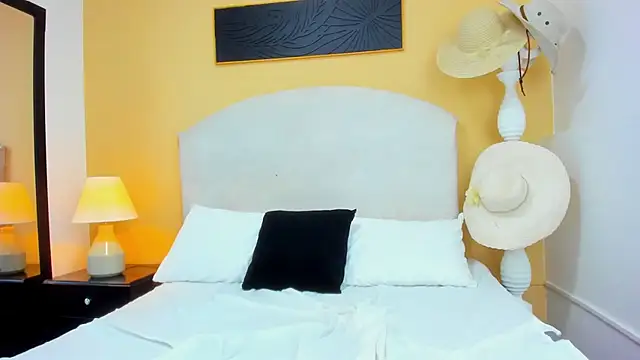 AnnieLeigt - Topless + Oil boobs