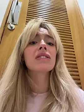 PollyLolly - open door and check what's behind 👀