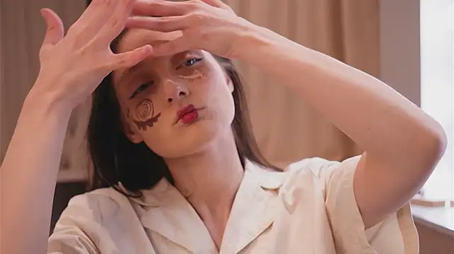 DalilaSylvia - make a funny face