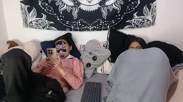 Emily_n_abby - SHOW TITS