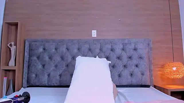 01victoria - Masturbating with a dildo using feet 😊