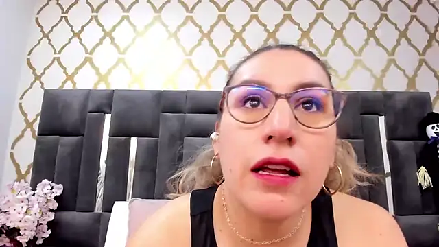 RubbyTaylor - 🍑 Flash Ass → 6 Spanks