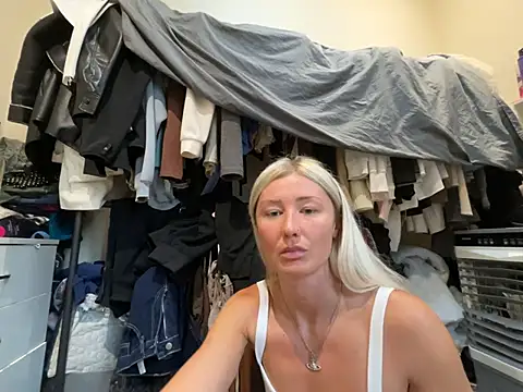Blondeychiaraxo - Strip and twerk